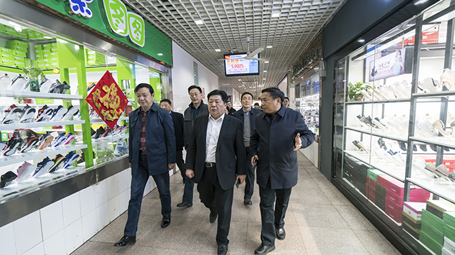 3：图为戴董事长一行检查招商场商户经营情况.jpg